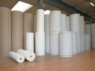 Papier ist heute noch ein bewährter Rohstoff, der fast tagtäglich genutzt wird. Doch wie wird Papier hergestellt? © 60617589 – moreno.soppelsa, depositphoto.com